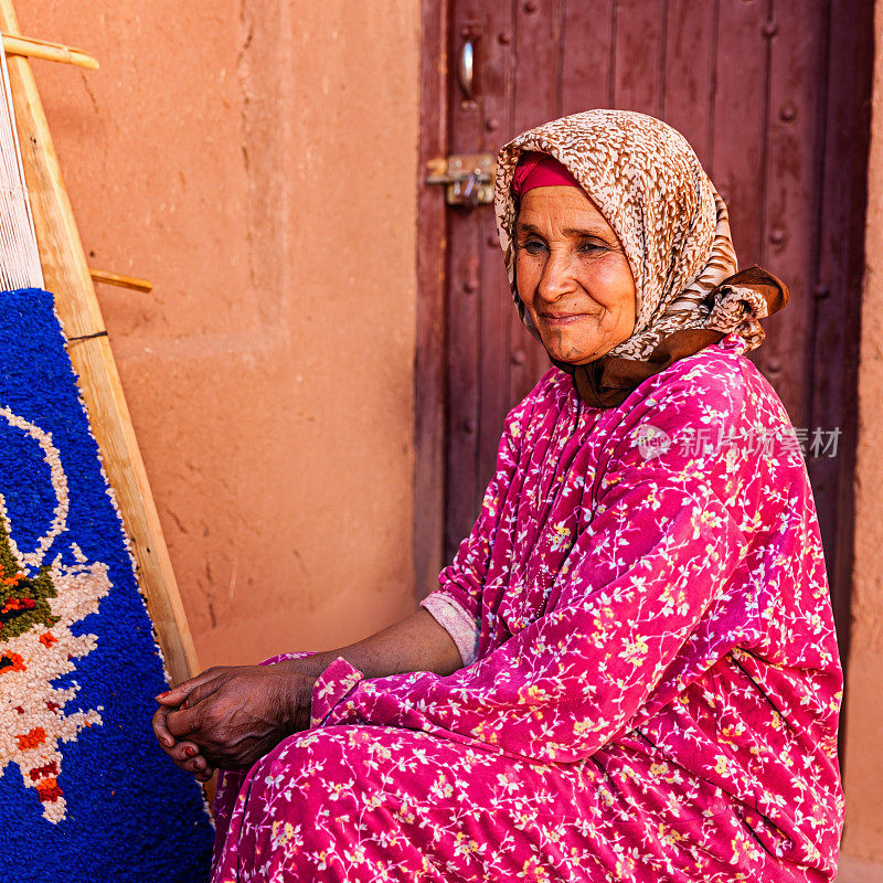 在摩洛哥瓦尔扎扎特编织纺织品的柏柏尔妇女