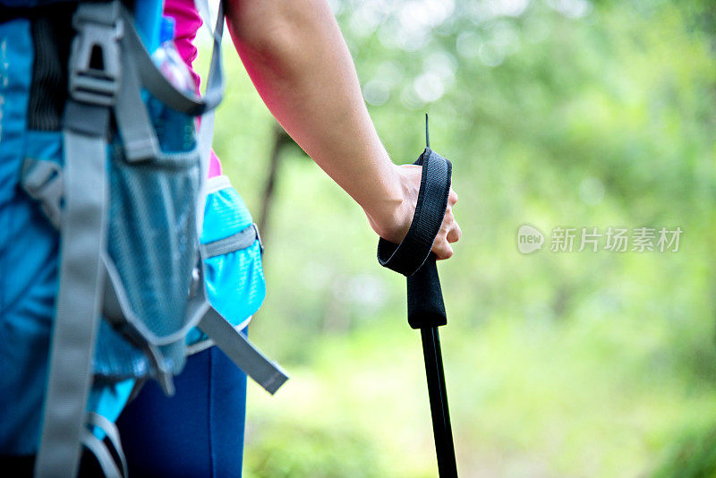 手持登山杆的女子