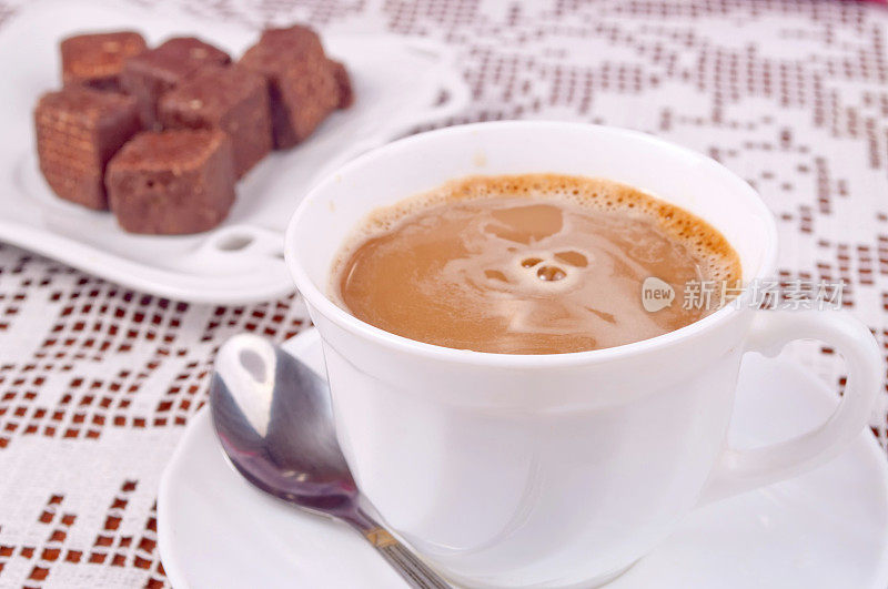 热咖啡和巧克力华夫饼