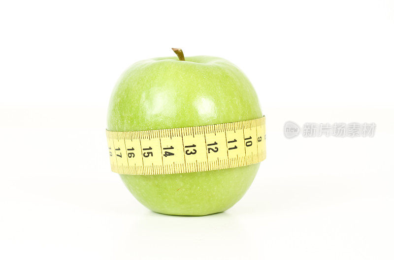 绿苹果与测量隔离在白色