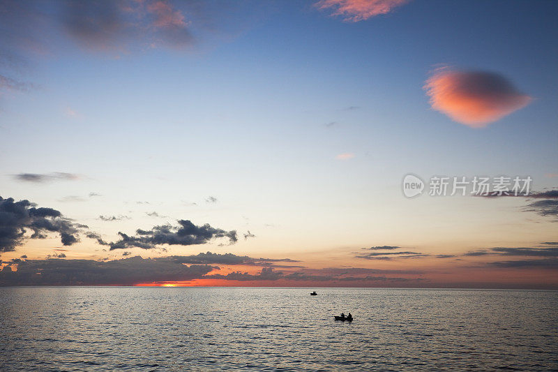 宁静的加勒比日落与渔船