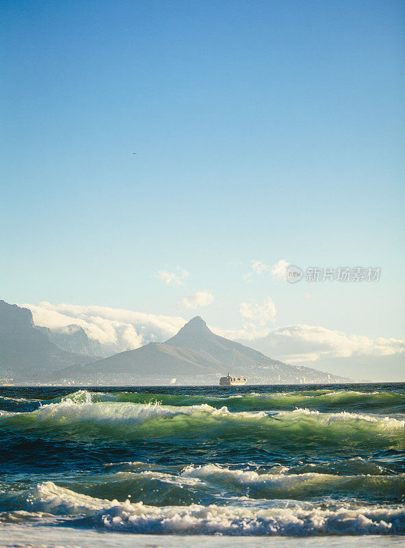 海浪撞击着高山和帆船