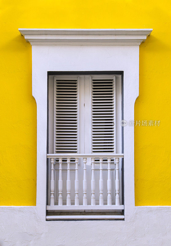波多黎各圣胡安老城的窗户上有黄色的墙