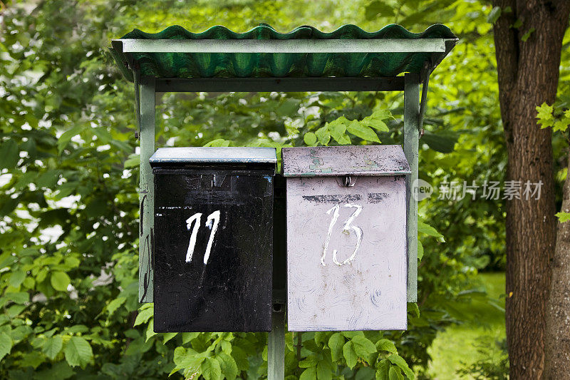 11号和13号的两个老式彩绘信箱。