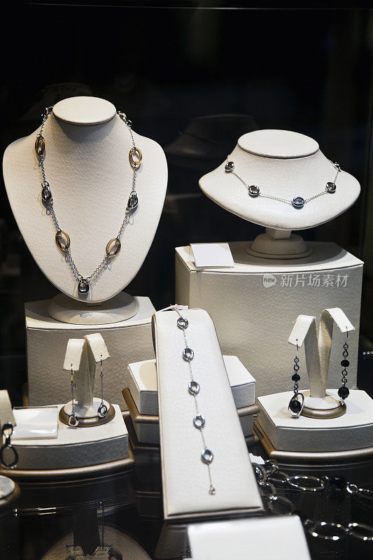 珠宝店展示柜，有项链和耳环