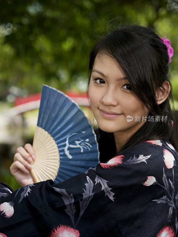 穿着黑色和服的亚洲女孩