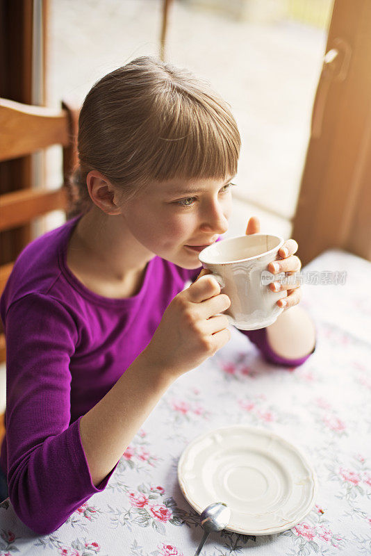 小女孩在喝茶