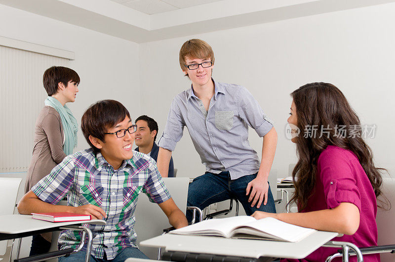 多民族学生在教室里说话