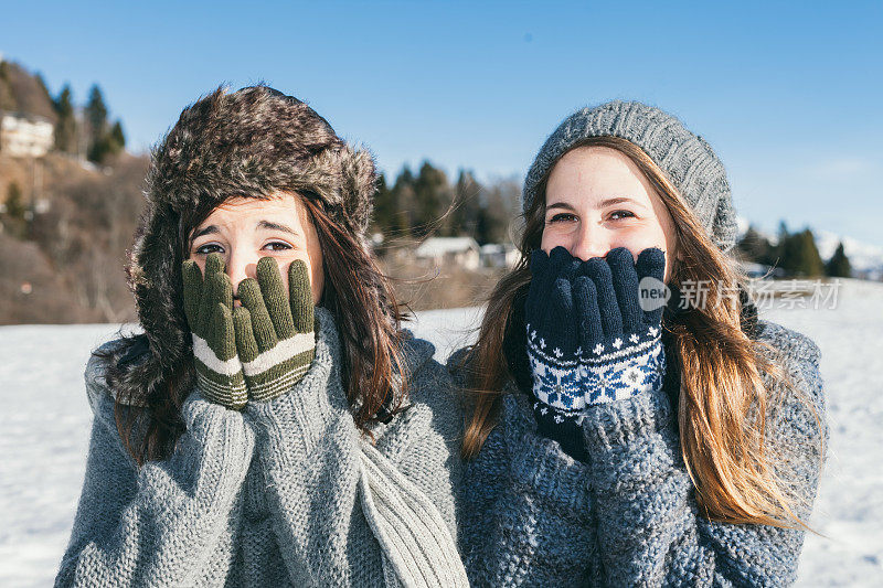 女孩们玩雪玩得很开心