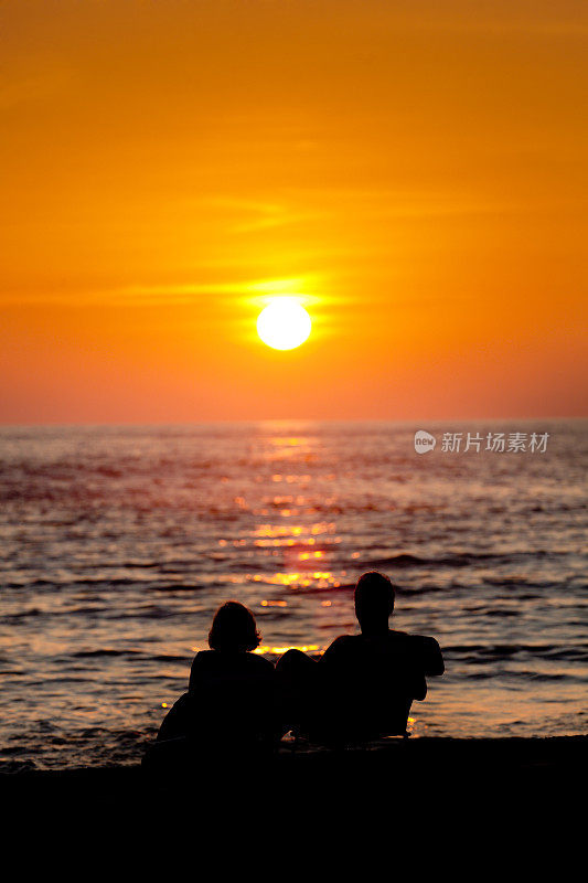 在夏威夷考艾岛享受日落的浪漫情侣