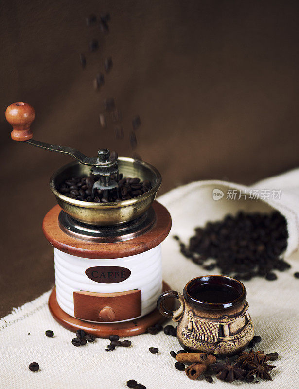 咖啡豆和咖啡研磨机