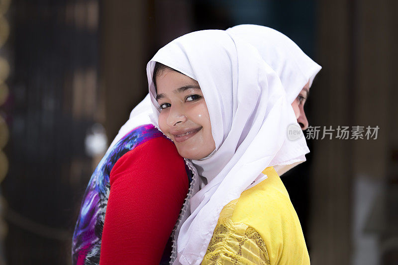 两个快乐的穆斯林妇女在开斋节互相拥抱。