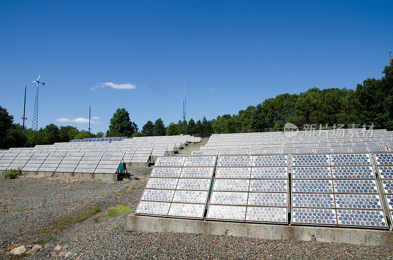 卵石地上的一排排光伏太阳能电池板