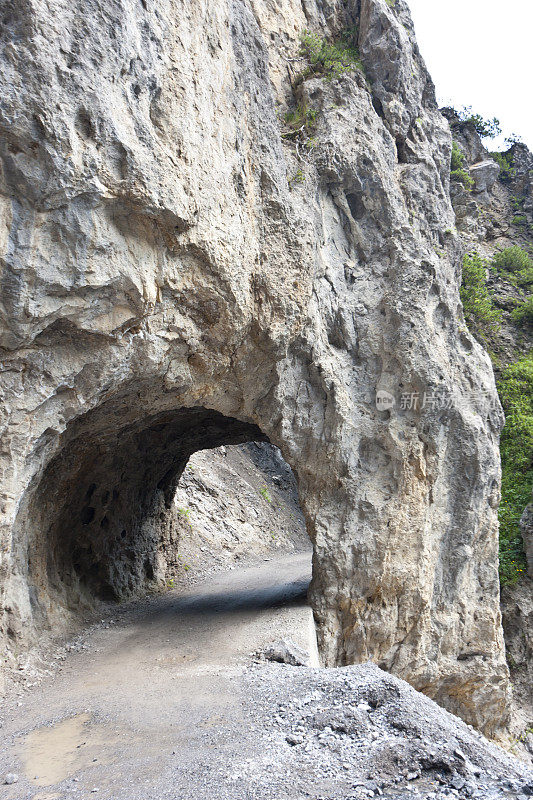 奥地利莱赫河谷的岩石隧道