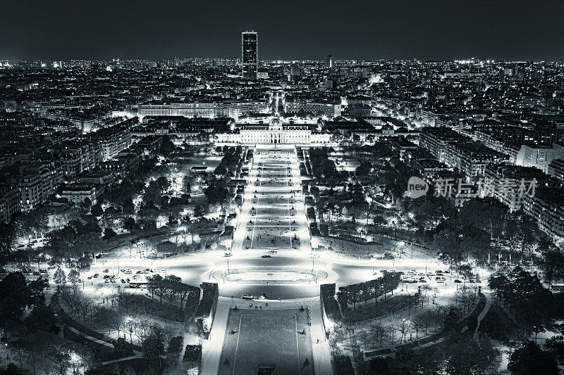 从埃菲尔铁塔俯瞰巴黎的夜景
