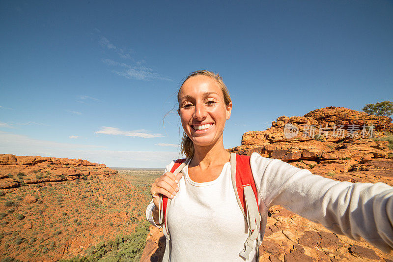 一名在澳大利亚徒步旅行的年轻女子在自拍