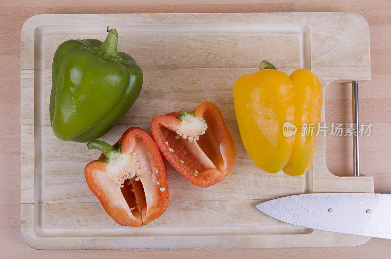 厨房里的辣椒在切菜板上