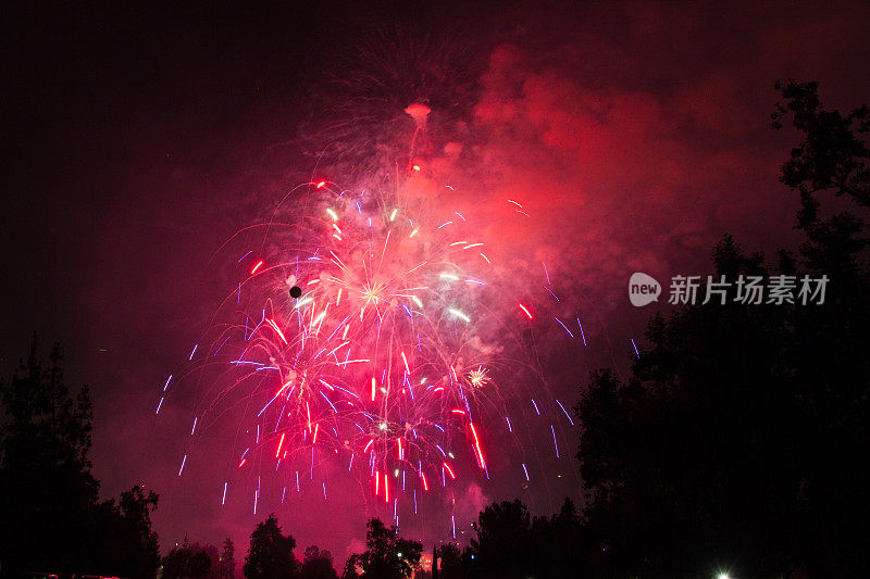 7月4日的烟花庆典，圣诞节和新年