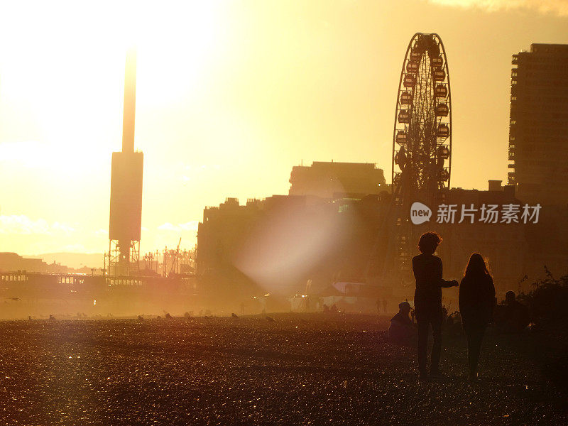 日落时分，孩子们在布赖顿海滩上散步