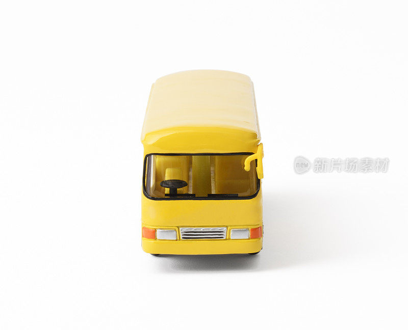 白色背景上黄色校车的孤立镜头
