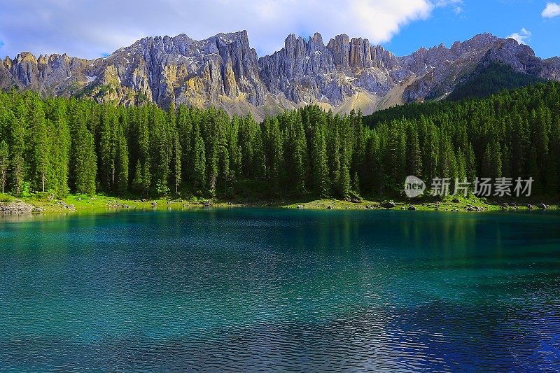 田园诗般的蓝色阿尔卑斯湖卡里扎，白云石，意大利泰洛阿尔卑斯山