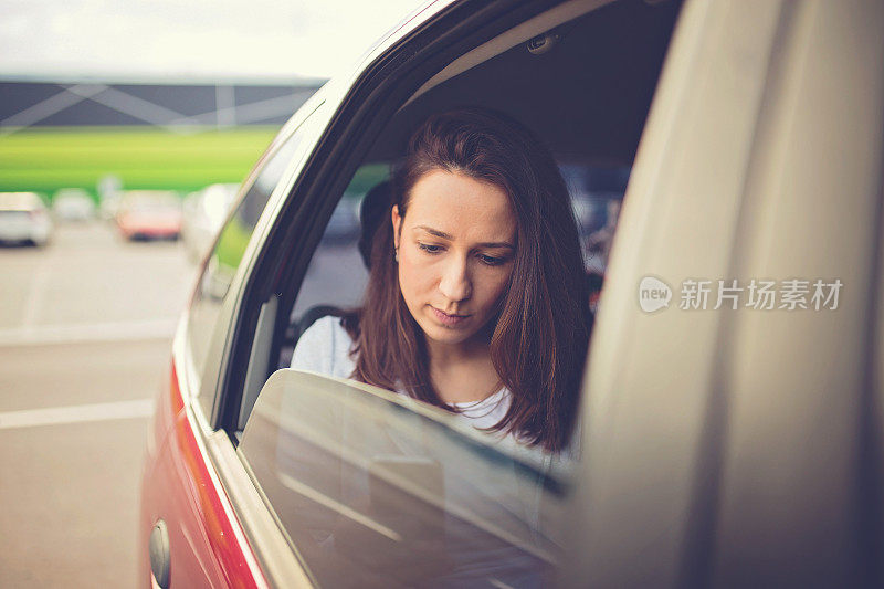 女人在出租车