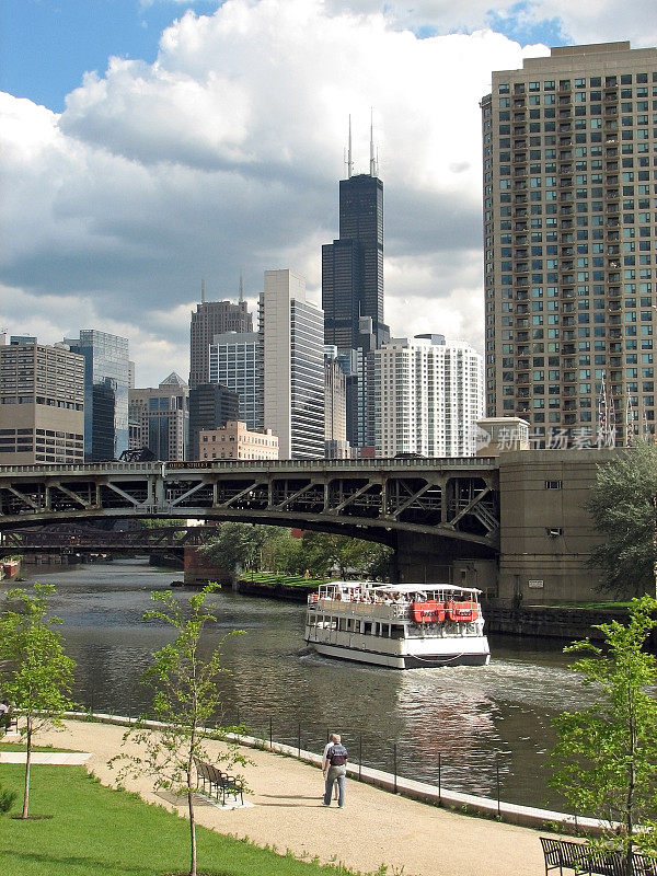 芝加哥河游船维景公园和西尔斯大厦