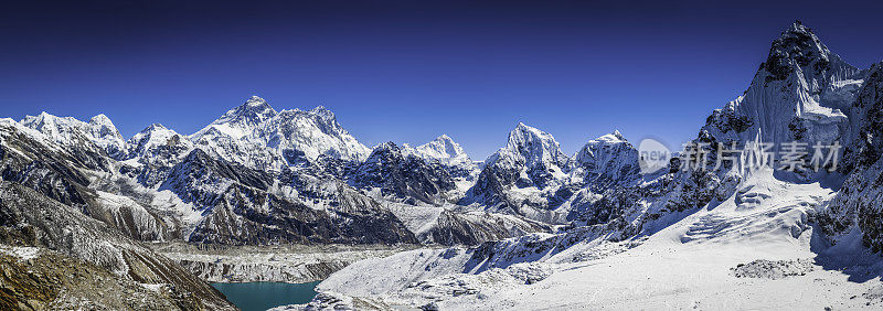 珠穆朗玛峰俯瞰高京湖，喜马拉雅山脉的山峰全景尼泊尔