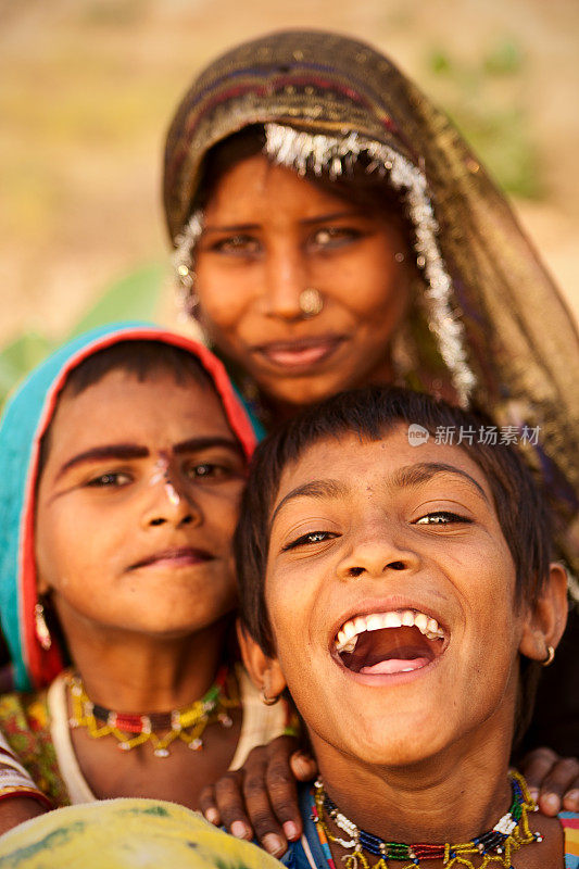 一群印度儿童，沙漠村庄，印度