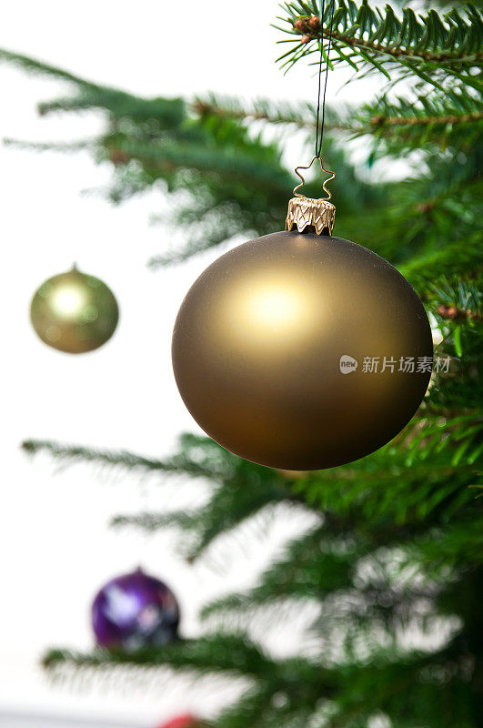 圣诞树上的金色圣诞装饰