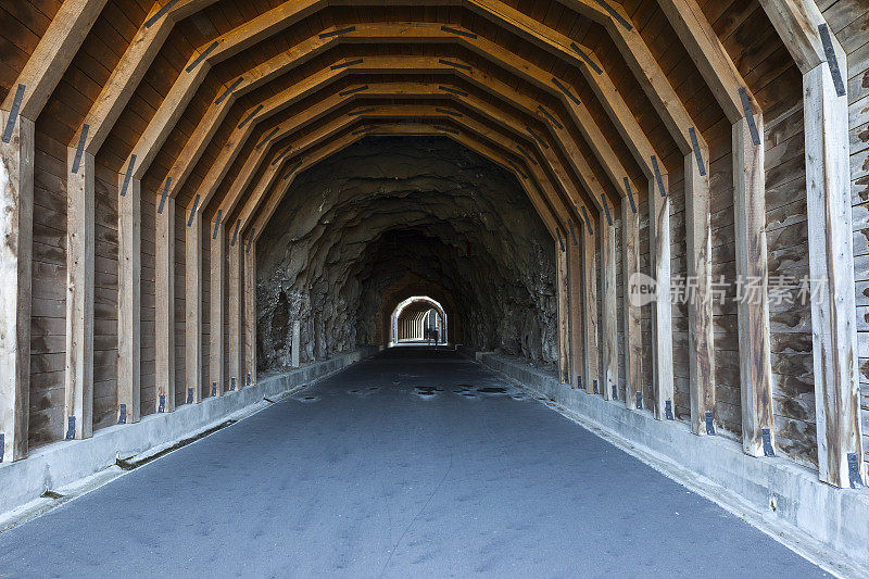 哥伦比亚河峡谷历史公路隧道。