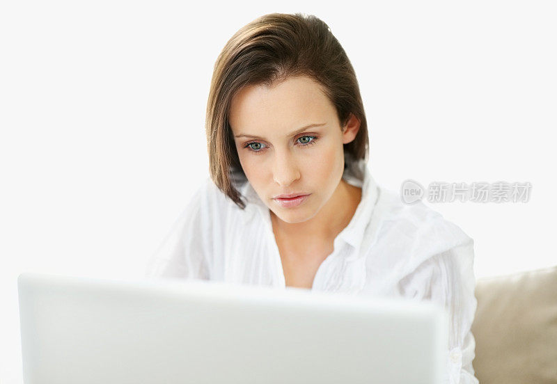 年轻漂亮的女人在用笔记本电脑