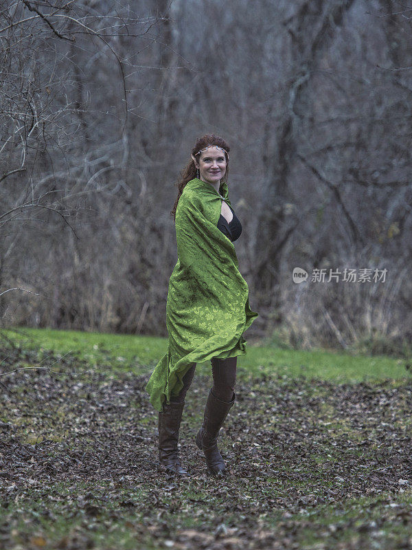 凯尔特绿色披肩精灵幻想女性走过森林