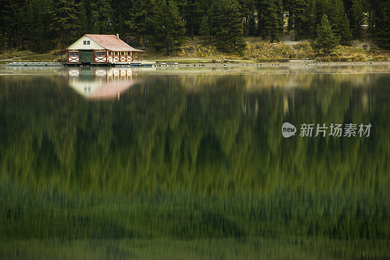 日出时湖面上的小屋