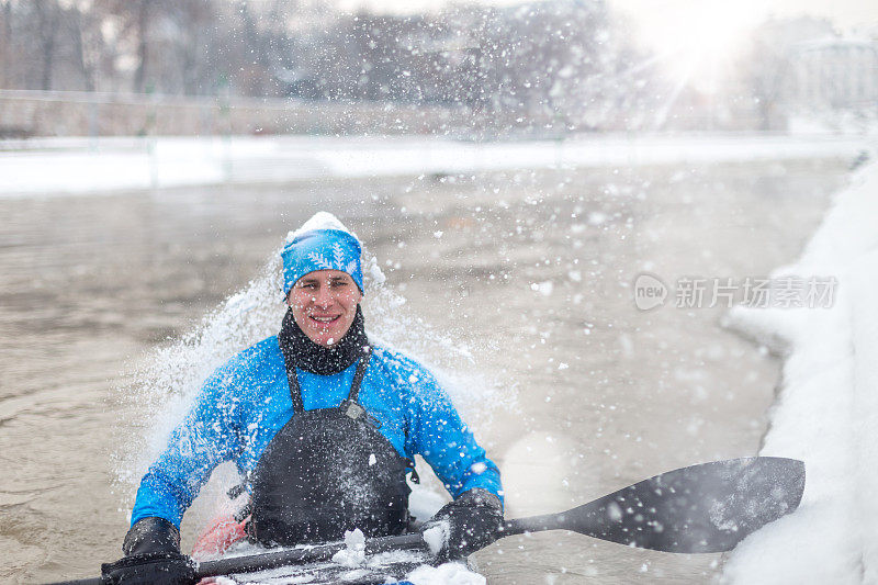 皮划艇头上的雪球。皮划艇在冬天玩得很开心