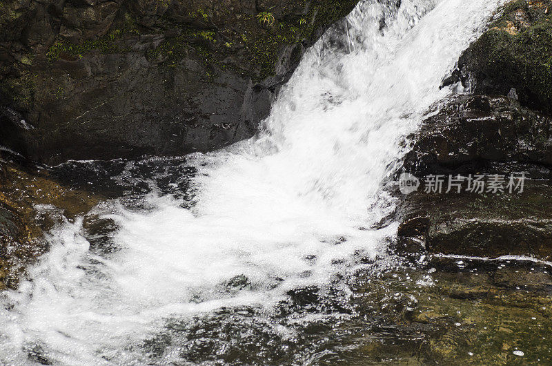 流入河流的水