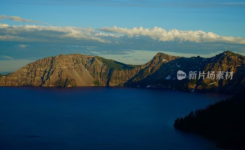 火山口湖金岩