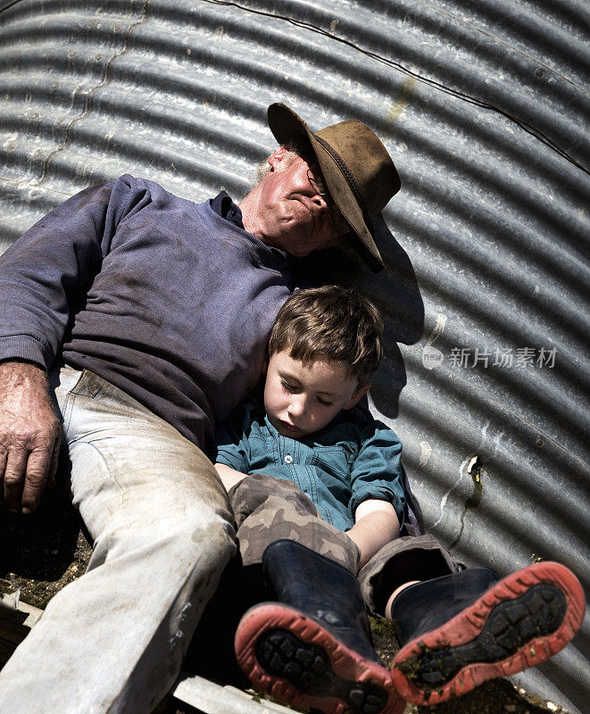 熟睡的农民和孙子