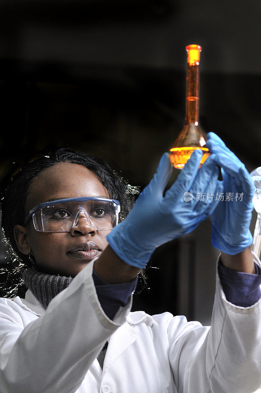 生物化学家检查烧瓶中的液体