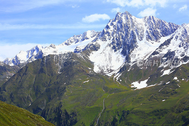 雄伟的Kaunertal南蒂罗尔雪峰山脉全景和田园诗般的Otztal泰罗尔山谷从上面，奥地利