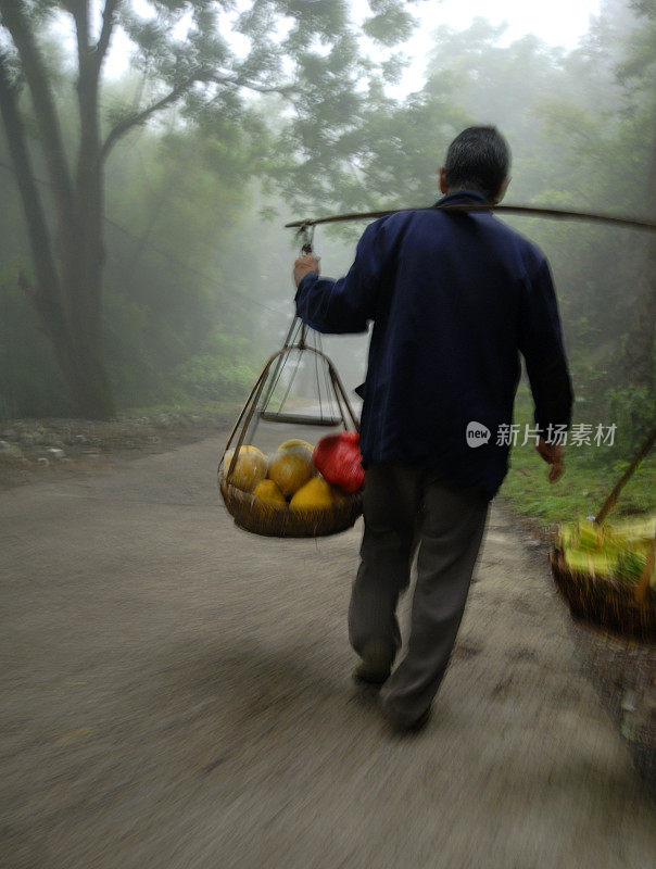 中国男人扛水果