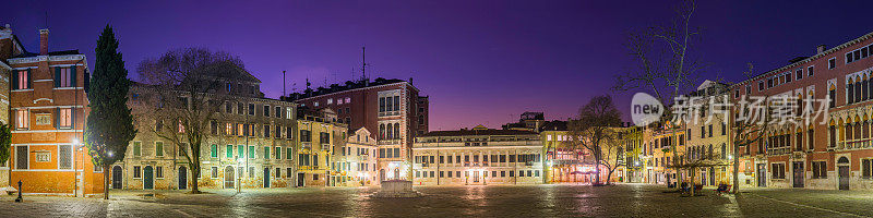 意大利风景如画的中世纪广场别墅在晚上照亮威尼斯全景