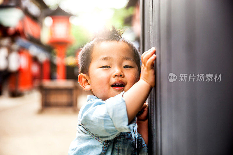 可爱的中国小孩在户外玩耍