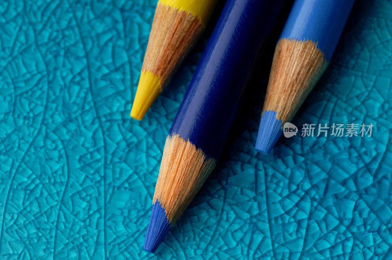 蓝色和黄色的铅笔靠近