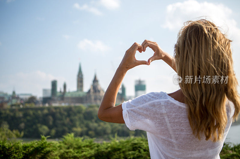 渥太华的一名妇女用手做出了心形