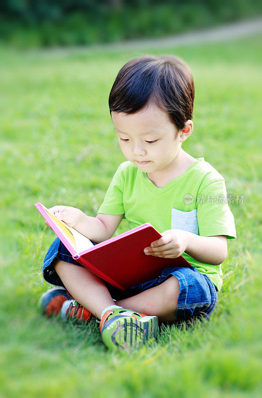 孩子们在草地上看书