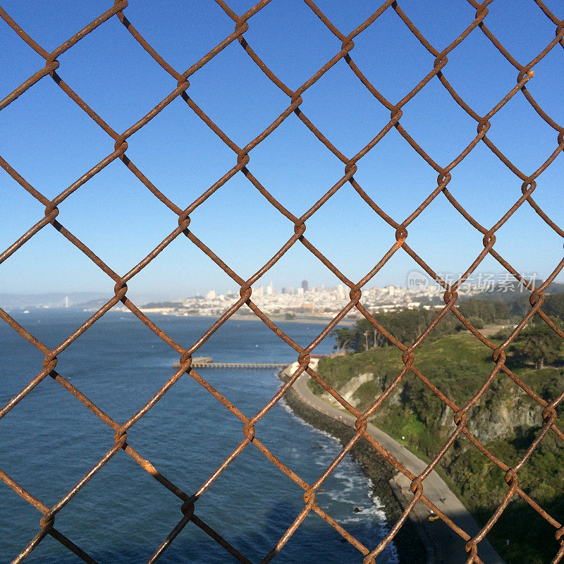 旧金山湾的一个金属围栏