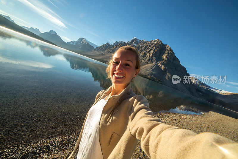 年轻女子自拍与惊人的湖山风景