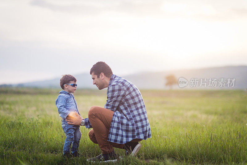 两个男孩在野外