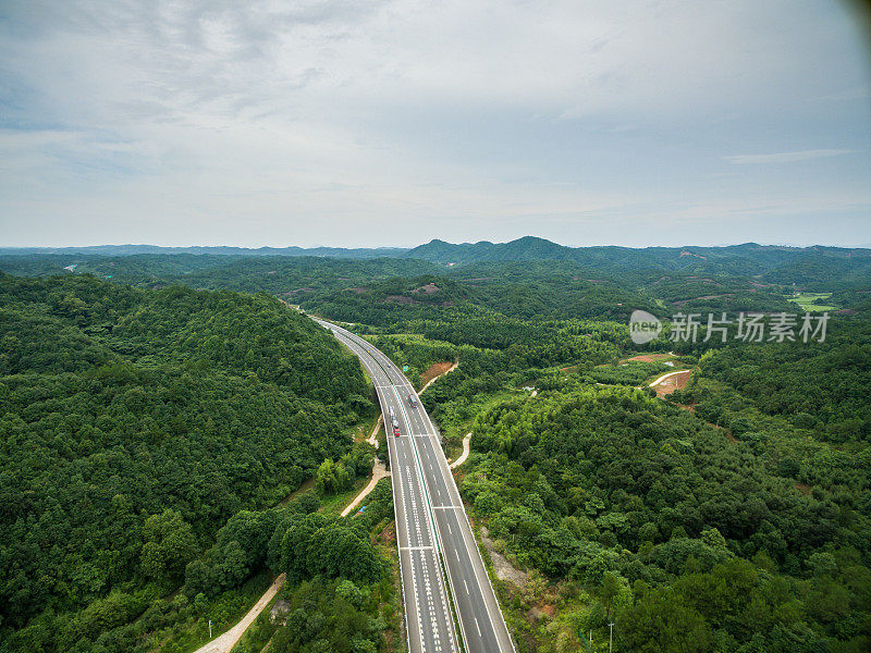 高速公路的鸟瞰图穿过山脉